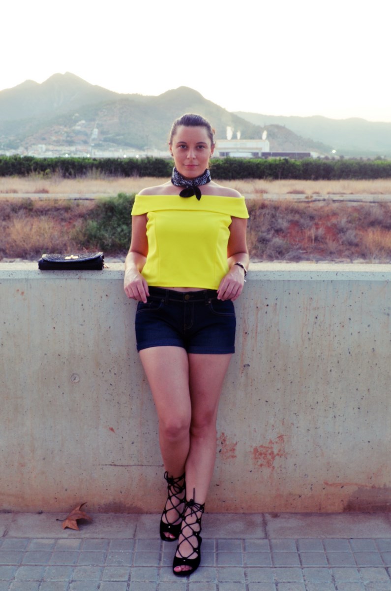 look_bandana_negra_top_hombros_al_aire_shorts_denim_streetstyle_fashionblogger_mivestidoazul-5
