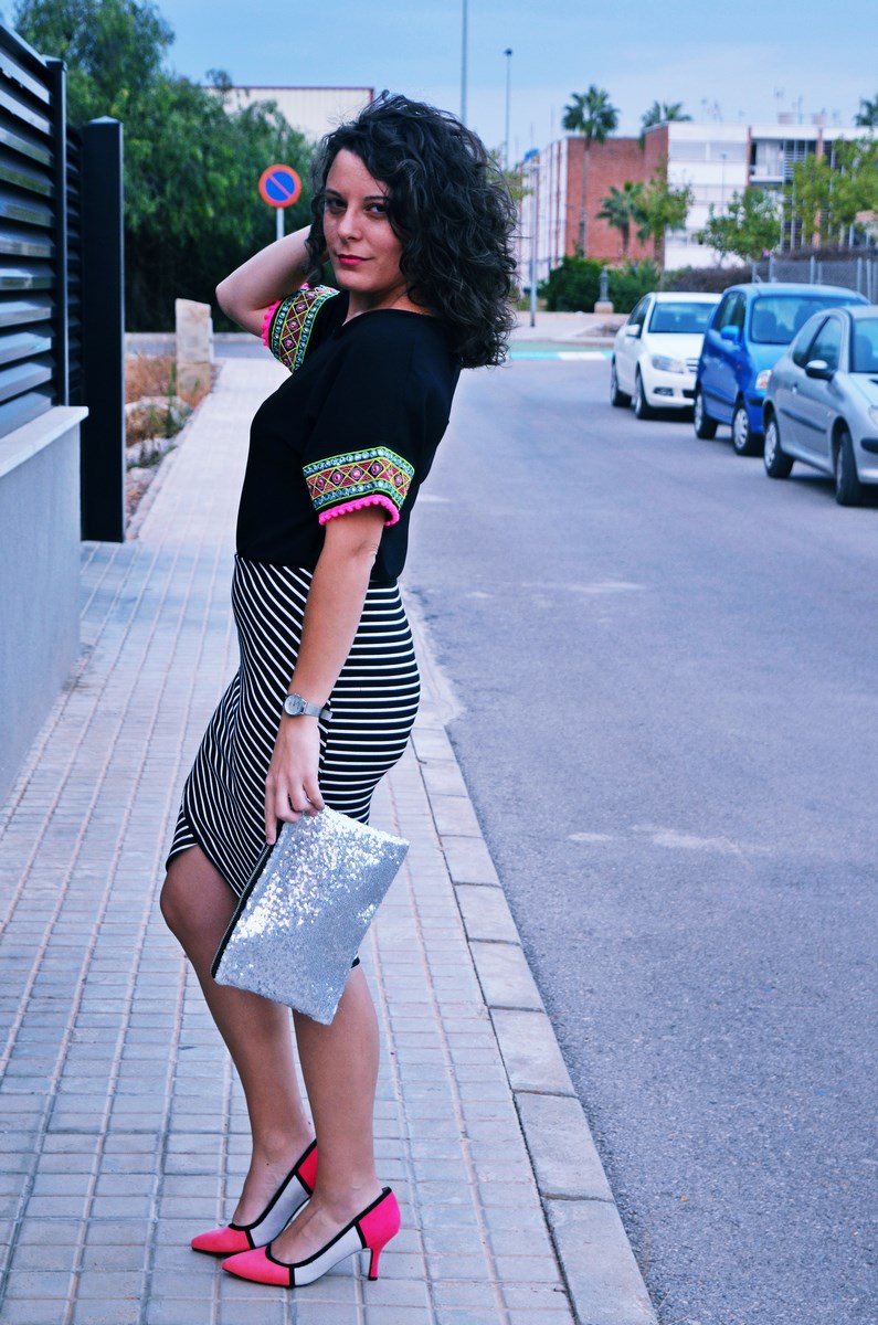 look_camiseta_detalles_mangas_falda_rayas_streetstyle_fashionblogger_mivestidoazul-6