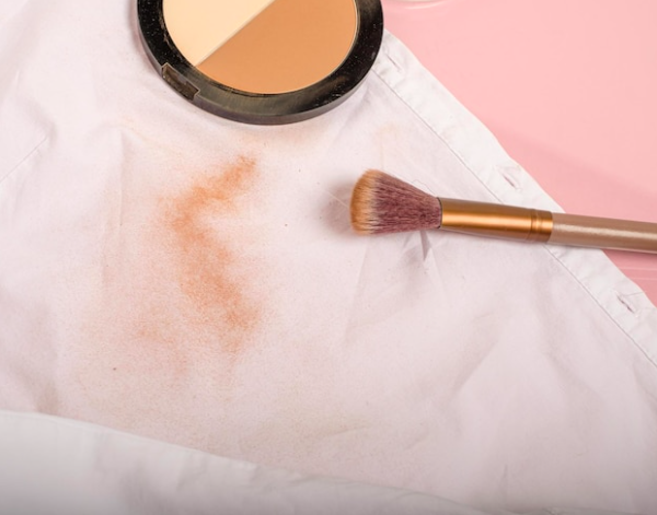 como-eliminar-manchas-de-maquillaje-de-la-ropa-mivestidoazul.com-blog-en-español-blog-de-moda-y-belleza-content-creator-creador-de-contenido-marketing-de-contenidos0.png