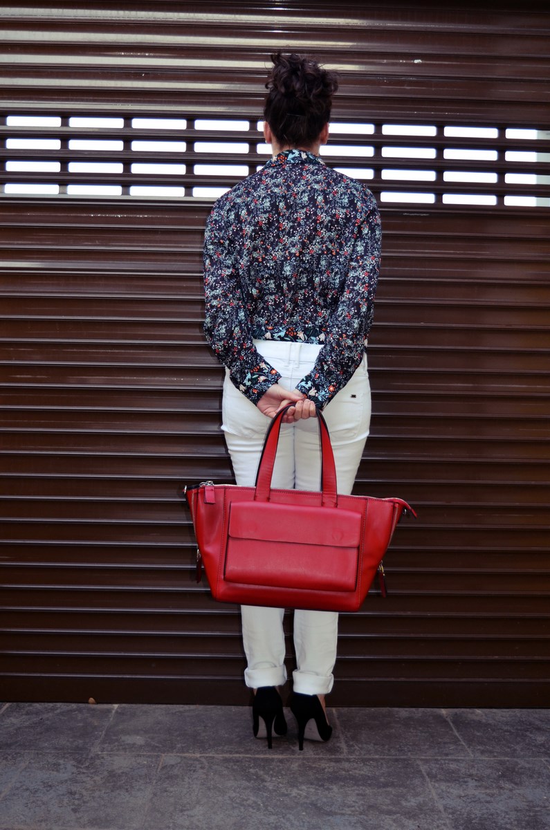 Camisa de flores y bolso rojo_Outfit_Mivestidoazul (9)