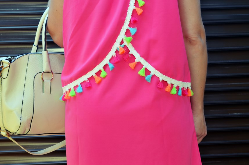 Vestido fucsia con borlas de colores_Outfit_Mivestidoazul (11)