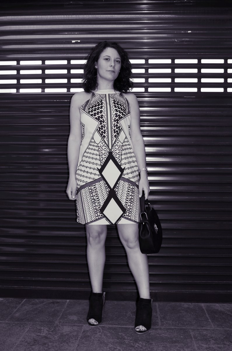 Vestido geométrico escote halter_outfits_fashionblog_mivestidoazul (1)