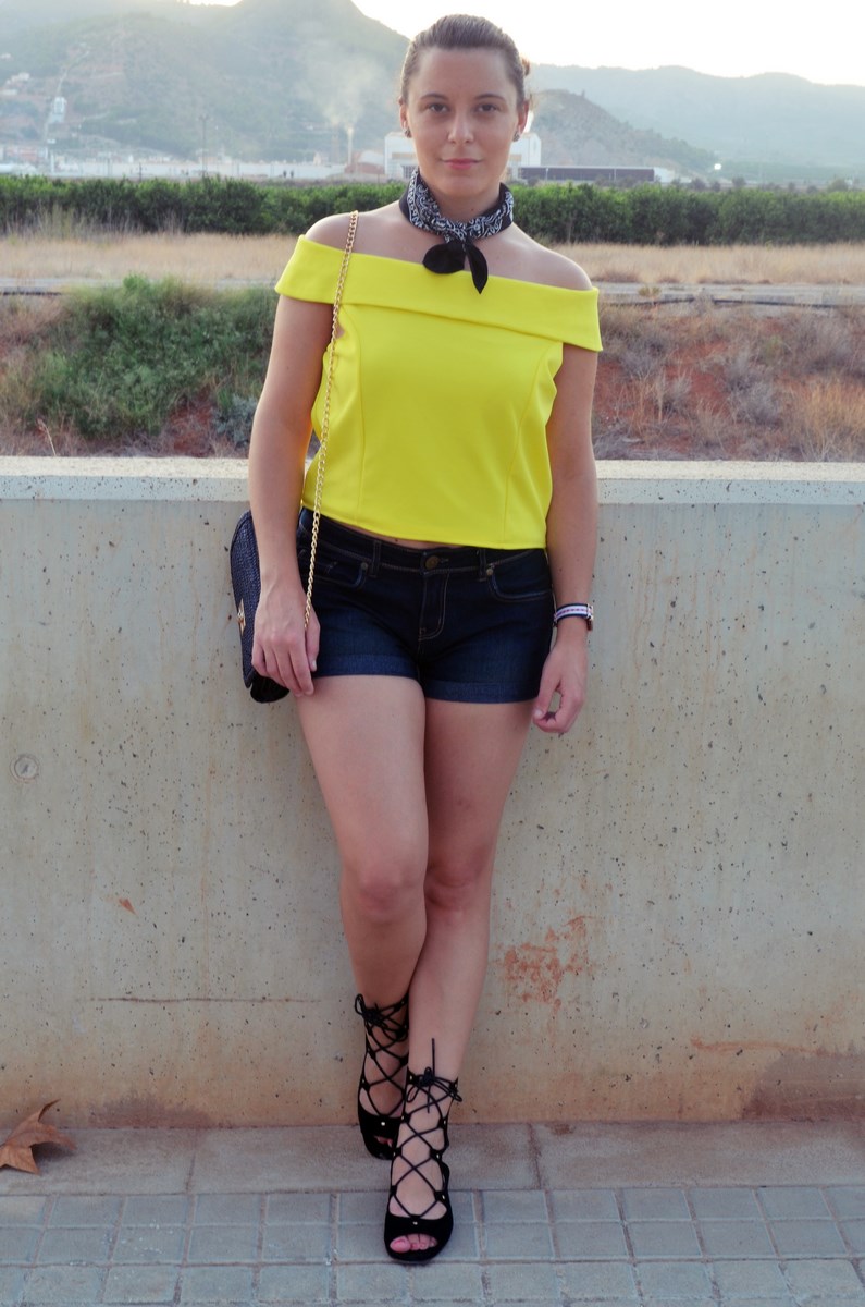 look_bandana_negra_top_hombros_al_aire_shorts_denim_streetstyle_fashionblogger_mivestidoazul-1