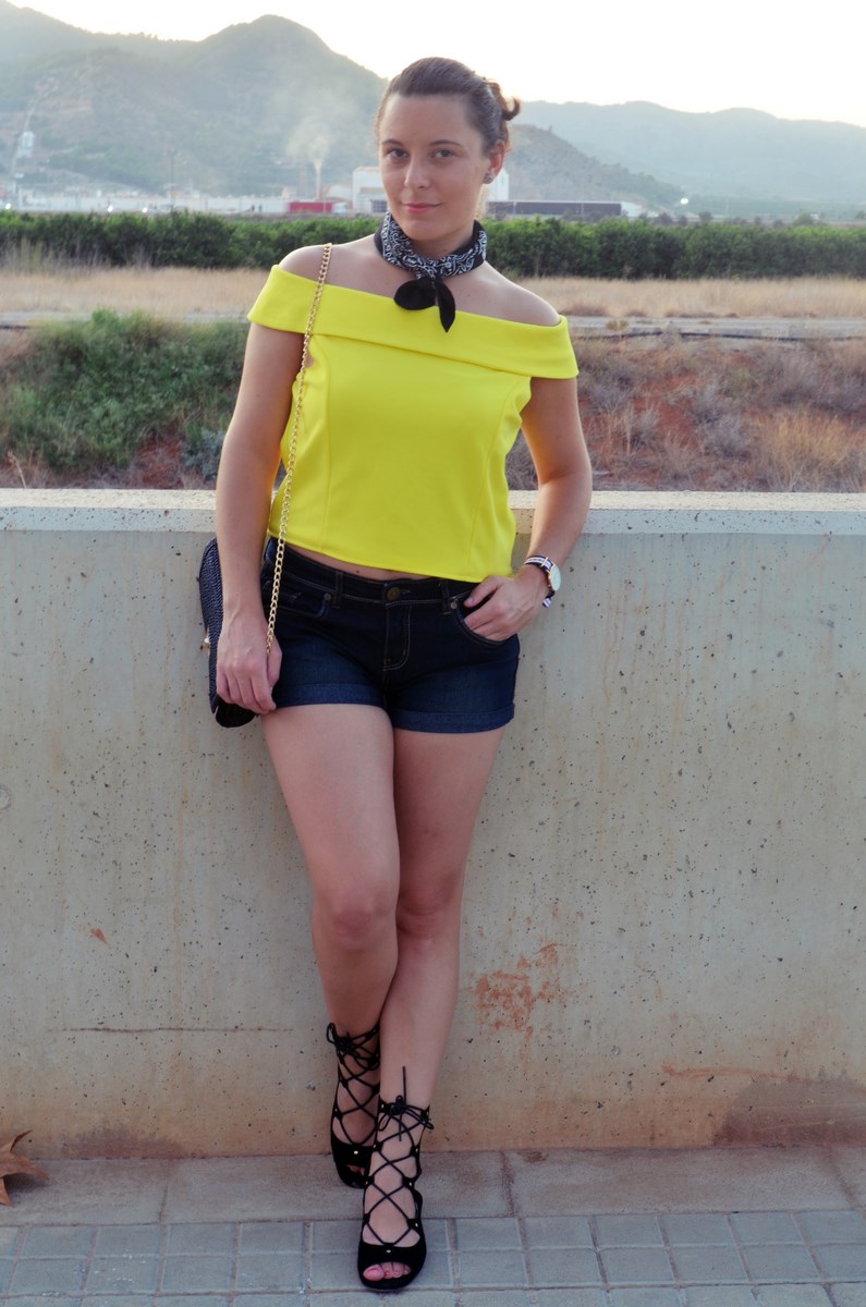 look_bandana_negra_top_hombros_al_aire_shorts_denim_streetstyle_fashionblogger_mivestidoazul-2