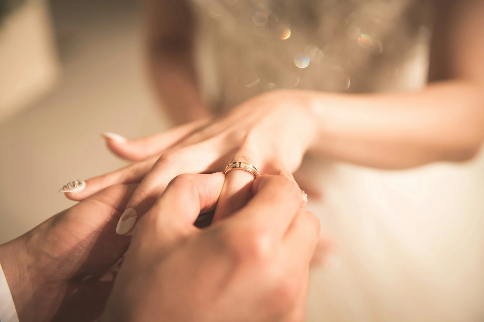 alianzas de boda , anillos de oro para pasar por el altar
